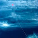 Drachen vor strahlend blauem Himmel am Malecon